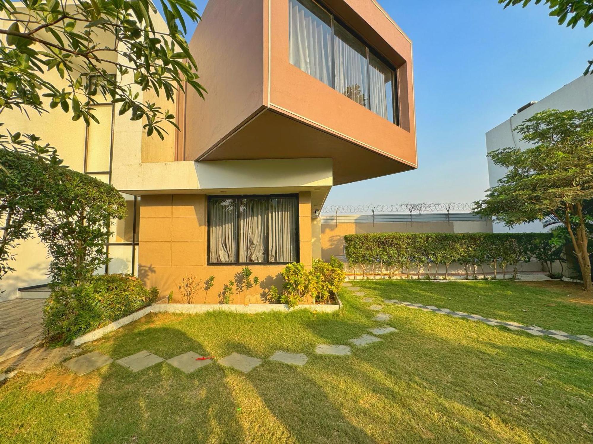 Castillo The Villa Near Kamrej Surat Exterior foto